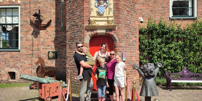 Gezin dat in het kinderhotel verblijft.